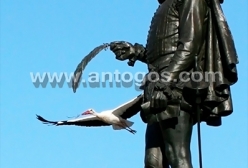 Cigüeña y estatua de Cervantes